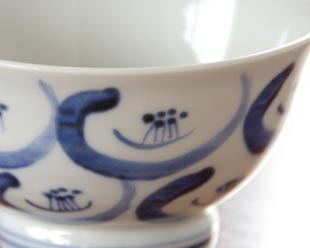 砥部焼・陶房遊 つばきの茶碗(小)の絵付け