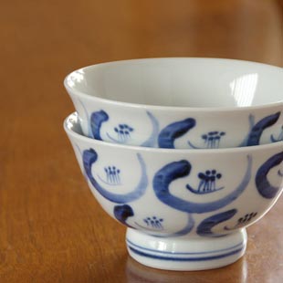 砥部焼・陶房遊 つばきの茶碗(小)を重ねて