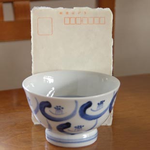 砥部焼・陶房遊 つばきの茶碗(小) をはがきと比較して