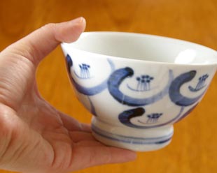 砥部焼・陶房遊 つばきの茶碗(小)を手に持って