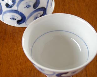 砥部焼・陶房遊 つばきの茶碗(小)を上から見て