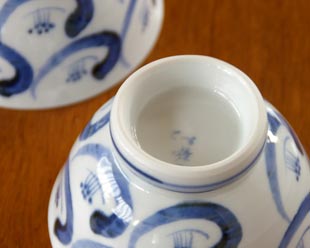砥部焼・陶房遊 つばきの茶碗(小)の底面