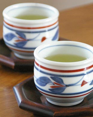 砥部焼・梅山窯 みつ葉の玉ぶち湯呑に緑茶をいれて