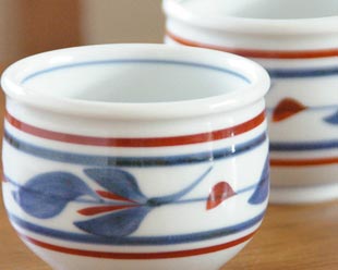 砥部焼・梅山窯 みつ葉の玉ぶち湯呑の絵付け