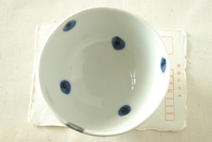 砥部焼 水玉のコロコロ小鉢をはがきと比較して