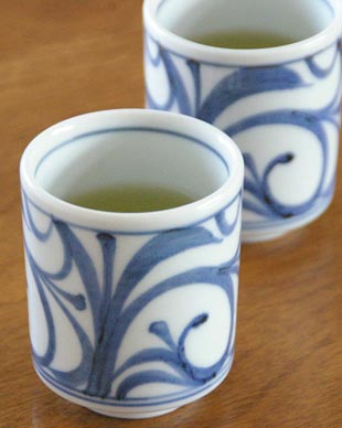 砥部焼・梅山窯 からくさの筒湯呑に緑茶を淹れて
