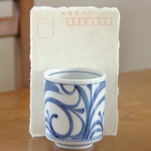 砥部焼・梅山窯 からくさの筒湯呑をはがきと比較して