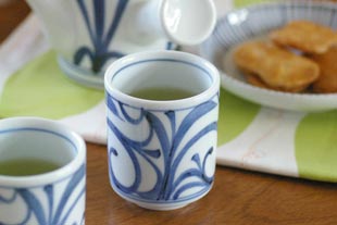 砥部焼・梅山窯 からくさの筒湯呑に緑茶を