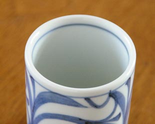 砥部焼・梅山窯 からくさの筒湯呑を上から見て