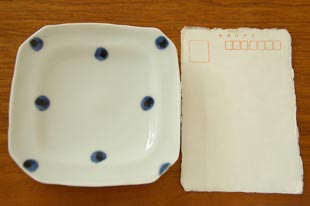 砥部焼・梅乃瀬窯 水玉もようの角皿をはがきと比較