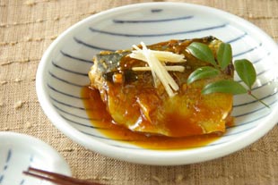 砥部焼・梅乃瀬窯　ストライプ柄の取皿に煮魚を
