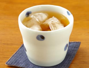 砥部焼・梅乃瀬窯 水玉もようのフリーカップにお茶を