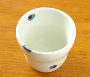 砥部焼・梅乃瀬窯 水玉もようのフリーカップを上から見て