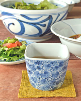 部焼・梅乃瀬窯 花唐草の角フリーカップにお茶を