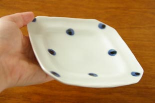 砥部焼・梅乃瀬窯 水玉もようの角皿(小)を手に持って