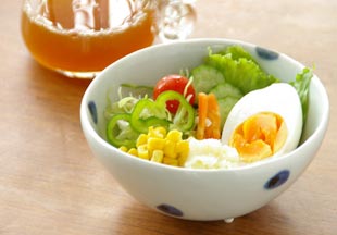 砥部焼・梅乃瀬窯 水玉のコロコロにサラダを