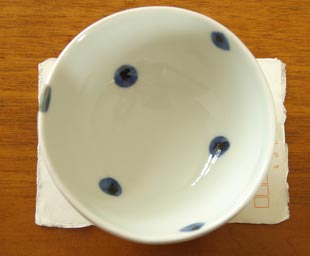 砥部焼・梅乃瀬窯 水玉のコロコロをはがきと比較して