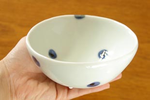 砥部焼・梅乃瀬窯 水玉のコロコロ鉢を持ったところ