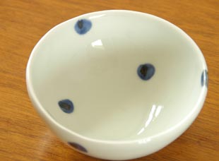 砥部焼・梅乃瀬窯 水玉のコロコロ鉢を上から見て