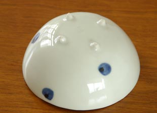 砥部焼・梅乃瀬窯 水玉のコロコロの底面