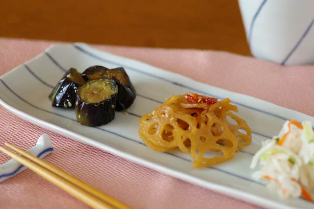 砥部焼・梅乃瀬窯　しましま柄の長皿に料理を盛って