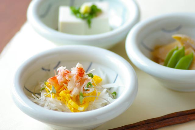 砥部焼 しましま柄のぽってり鉢(小)にいろいろな料理を