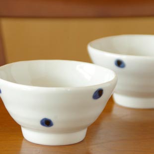 砥部焼・梅乃瀬窯　水玉もようの茶碗を横から見て
