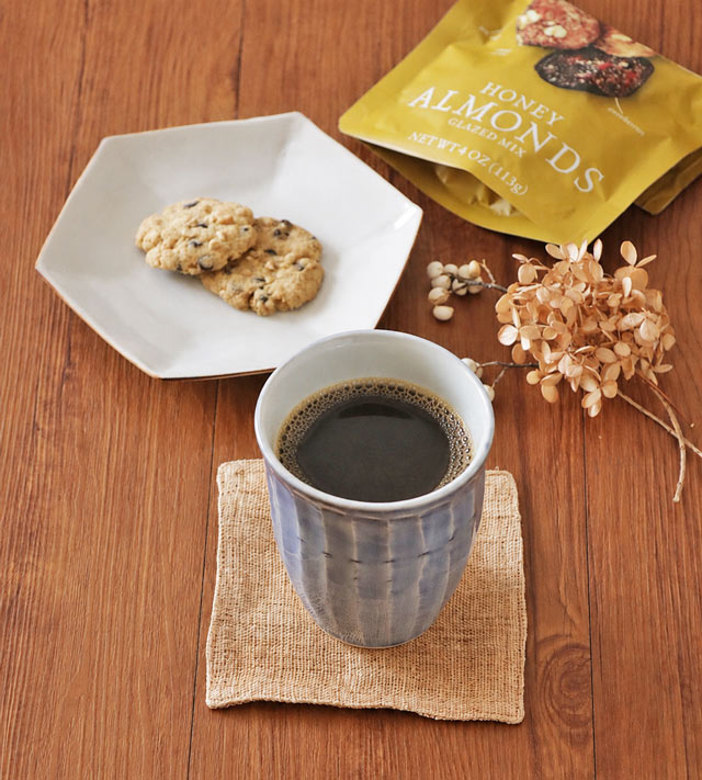コーヒーを入れたフリーカップと焼き菓子