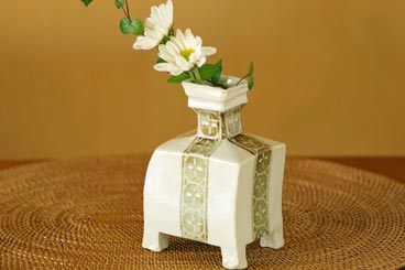 砥部焼・砥部焼　足つきの角花びんに花を