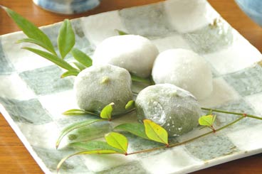 砥部焼・山中窯　市松模様の角皿に和菓子を盛って