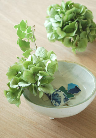 山中窯　しのぎ足つき鉢に花を