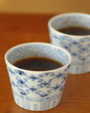 砥部焼 菱紋のそばちょこにコーヒーを