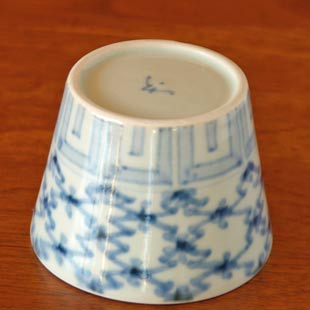 砥部焼・山中窯 菱紋のそばちょこを伏せて