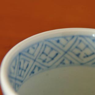 砥部焼・山中窯 菱紋のそばちょこの縁の絵付け
