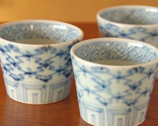砥部焼・山中窯 菱紋のそばちょこの絵付けの違い