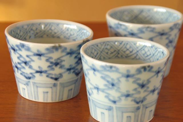 砥部焼・山中窯 菱紋のそばちょこを横から見て