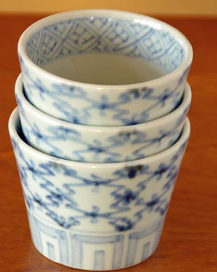 砥部焼・山中窯 菱紋のそばちょこを重ねて