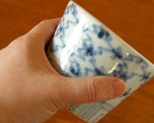 砥部焼・山中窯 菱紋のそばちょこを手に持って