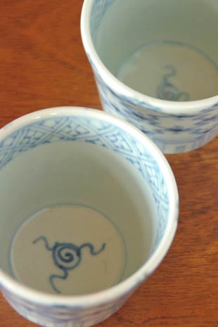 砥部焼・山中窯 菱紋のそばちょこを上から見て
