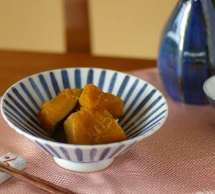 砥部焼・陽貴窯 麦わらの鉢にかぼちゃを盛って