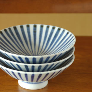 砥部焼・陽貴窯 麦わらの鉢を重ねて