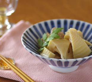砥部焼・陽貴窯 麦わらの鉢に筍を盛って
