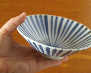 砥部焼・陽貴窯 麦わらの鉢を手に盛って