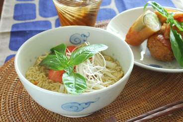 砥部焼・陽貴窯 ふわふわ雲の小丼に麺類を