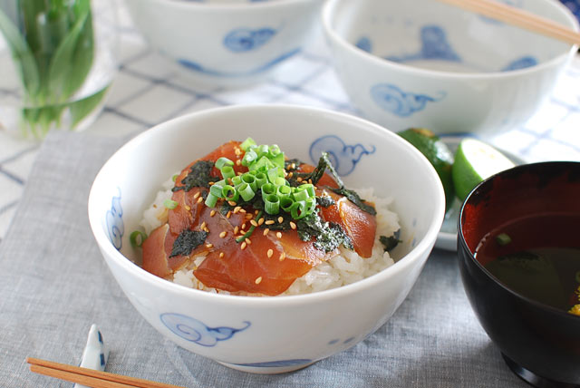 砥部焼・陽貴窯 ふわふわ雲の小丼でまぐろ丼