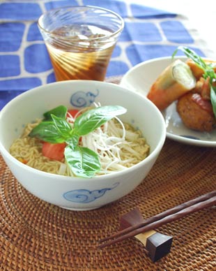 砥部焼・陽貴窯 ふわふわ雲の小丼に麺類を
