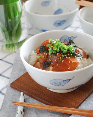 砥部焼・陽貴窯 ふわふわ雲の小丼にまぐろ丼