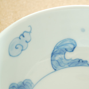 砥部焼・陽貴窯 ふわふわ雲の小丼の絵付け
