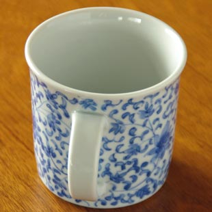砥部焼・陽貴窯 菊唐草のマグカップの持ち手側