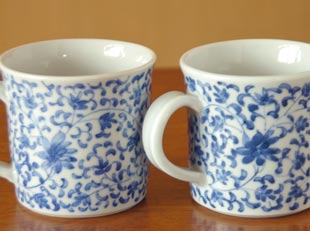 砥部焼・陽貴窯 菊唐草のマグカップの絵柄